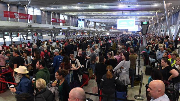 恐嫌案导致严苛安检 悉尼机场T2航站楼今晨“爆仓” 国内航班均受影响 - 2