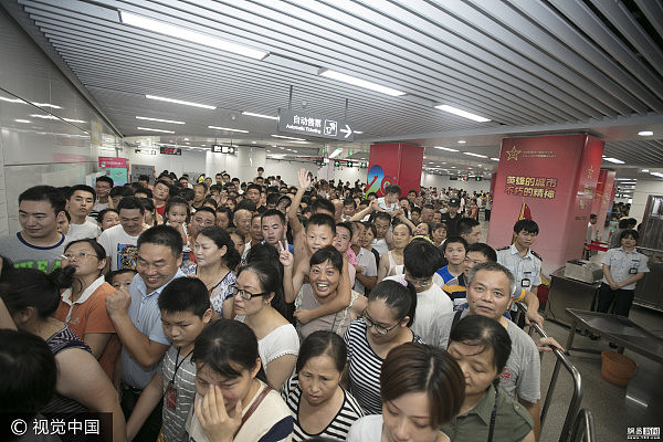 超震撼！十万人齐聚南昌八一广场 高呼祖国万岁（组图） - 3