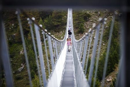 全球最长行人吊桥“欧洲大桥”（Europe Bridge），29日在瑞士启用。（欧新社）