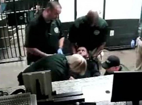美国警察将18岁少年绑在椅上反复电击 电击枪用到没电（视频） - 2