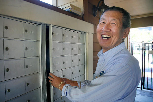 华裔男子在美国当邮递员 送信29年 开始了退休生活（组图） - 1