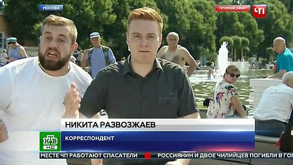 懵！俄罗斯记者在电视直播时遭路人拳头打脸（组图） - 1