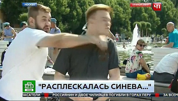 懵！俄罗斯记者在电视直播时遭路人拳头打脸（组图） - 2