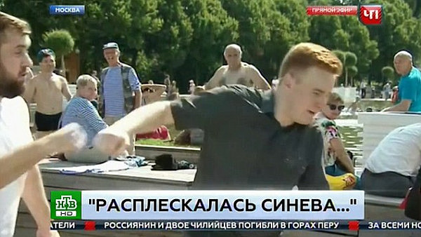 懵！俄罗斯记者在电视直播时遭路人拳头打脸（组图） - 6