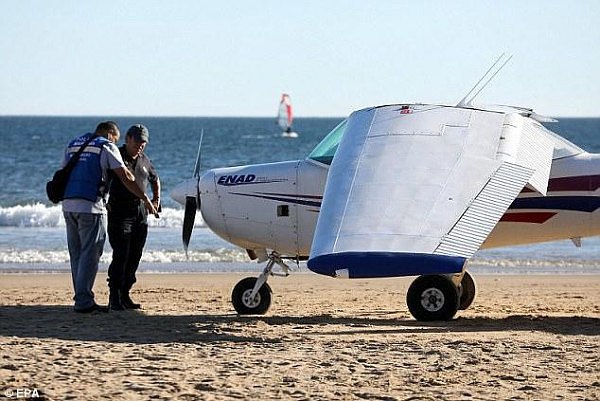 飞机迫降海滩致两人死亡 飞行员被愤怒的游客包围（组图） - 2