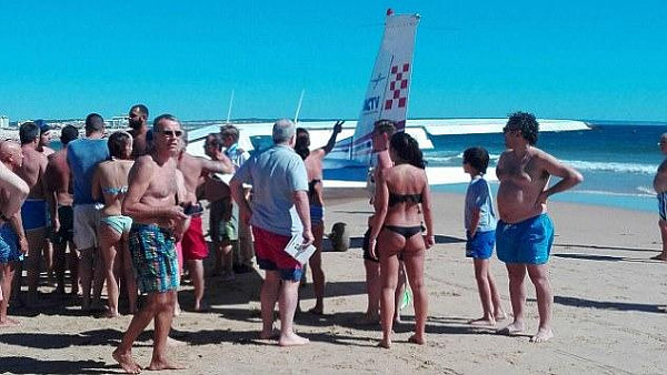 飞机迫降海滩致两人死亡 飞行员被愤怒的游客包围（组图） - 5