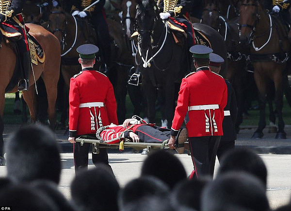 菲利普亲王谢幕 英国的士兵又晕倒了（组图） - 6