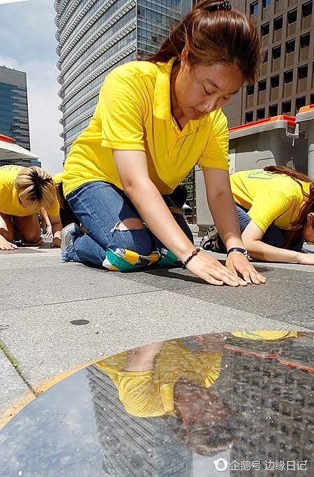 韩国大学生三步一跪 要求撤销慰安妇协议（组图） - 2