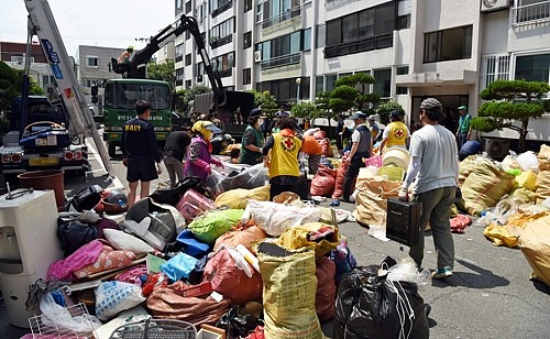 韩国男子患“捡废品强迫症”，40人从其房中清理出20吨垃圾（图） - 2