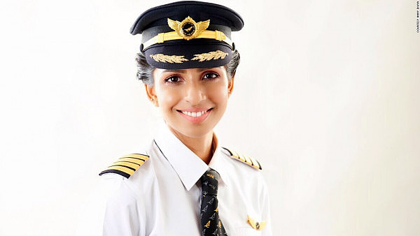 印度美女17岁学飞行19岁结业 打破歧视成最年轻女机长 - 1