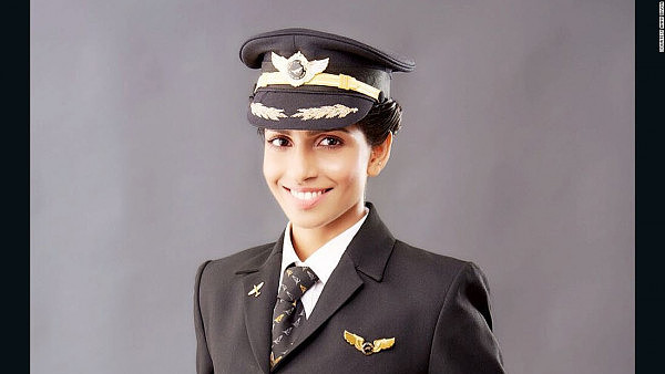 印度美女17岁学飞行19岁结业 打破歧视成最年轻女机长 - 2