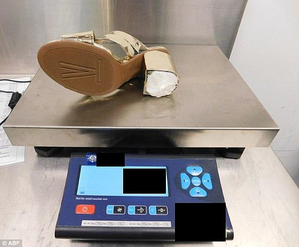 两公斤“白粉”藏在高跟鞋鞋跟里！美国妇女带可卡因悉尼机场入境被捕！ - 1