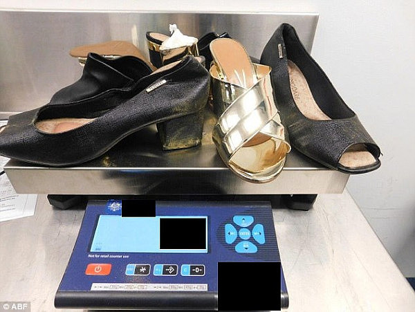 两公斤“白粉”藏在高跟鞋鞋跟里！美国妇女带可卡因悉尼机场入境被捕！ - 2