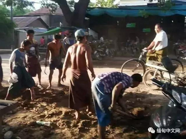 街道埋大量价值连城的宝石轰动全城 市民纷纷挖宝（组图） - 2