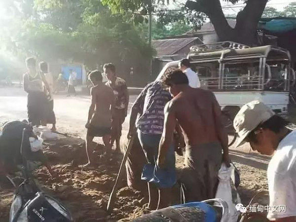 街道埋大量价值连城的宝石轰动全城 市民纷纷挖宝（组图） - 6