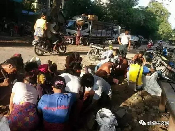 街道埋大量价值连城的宝石轰动全城 市民纷纷挖宝（组图） - 9