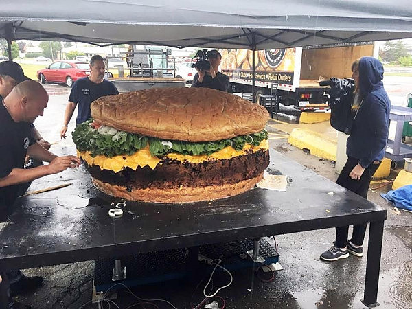 美国一餐厅打造“巨无霸汉堡”比牛还重 售价5.2万（组图） - 1