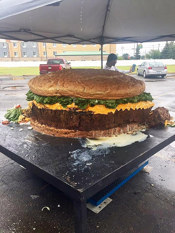 美国一餐厅打造“巨无霸汉堡”比牛还重 售价5.2万（组图） - 2