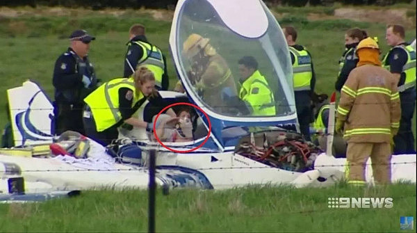 悲剧！19岁中国男生墨尔本学开小飞机失事坠毁，被困长达90分钟，终不治身亡！(动图) - 9