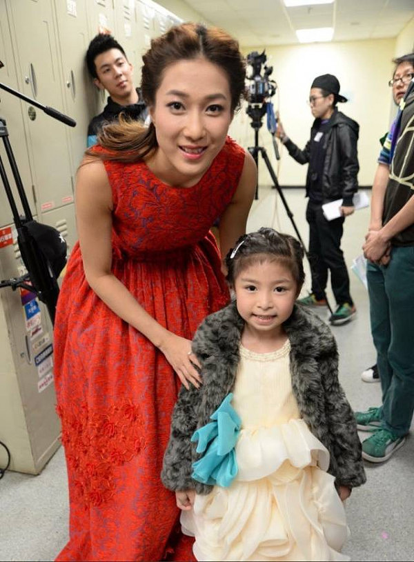 这个9岁中国小姑娘厉害了！创纪录保送美国达人秀总决赛，半个娱乐圈都是她的粉丝 - 12