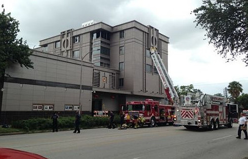 中国驻休斯敦总领馆办公楼失火，近百消防员出动，玻璃窗都碎裂（组图） - 1