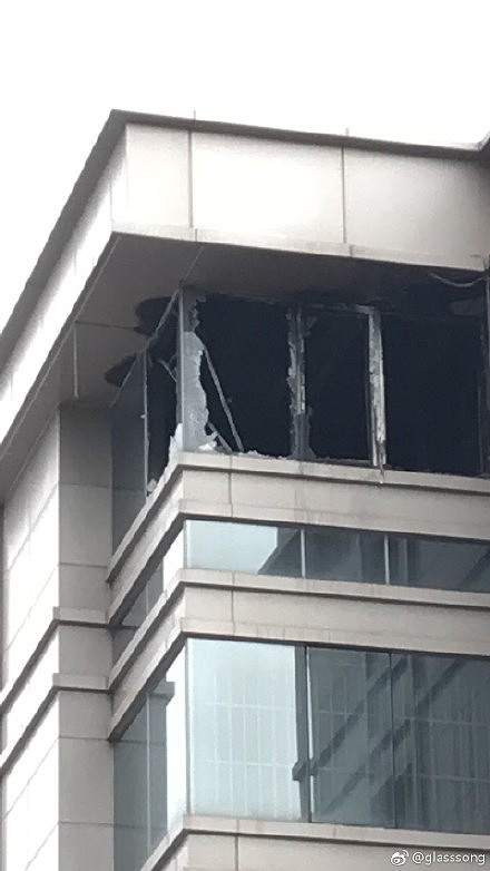 中国驻休斯敦总领馆办公楼失火，近百消防员出动，玻璃窗都碎裂（组图） - 3