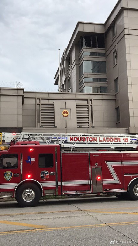 中国驻休斯敦总领馆办公楼失火，近百消防员出动，玻璃窗都碎裂（组图） - 4