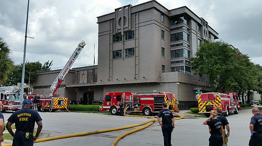 中国驻休斯敦总领馆办公楼失火，近百消防员出动，玻璃窗都碎裂（组图） - 5