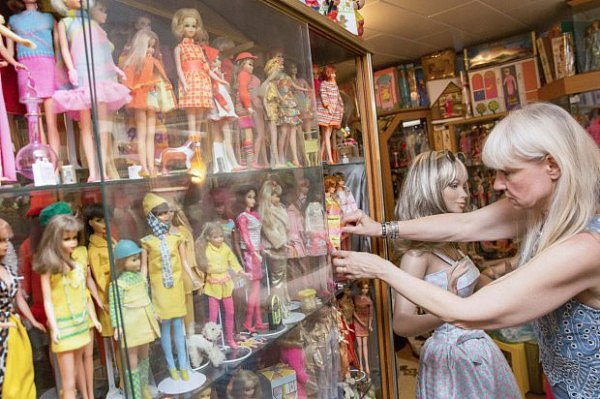 德国女子收藏17000个芭比娃娃创吉尼斯纪录 总价值上百万（组图） - 2