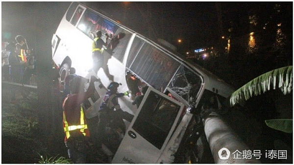 泰国一载17名中国游客大巴发生严重车祸 多人受伤 险坠悬崖（组图） - 1