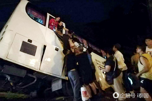 泰国一载17名中国游客大巴发生严重车祸 多人受伤 险坠悬崖（组图） - 2