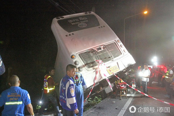 泰国一载17名中国游客大巴发生严重车祸 多人受伤 险坠悬崖（组图） - 3