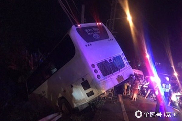 泰国一载17名中国游客大巴发生严重车祸 多人受伤 险坠悬崖（组图） - 4