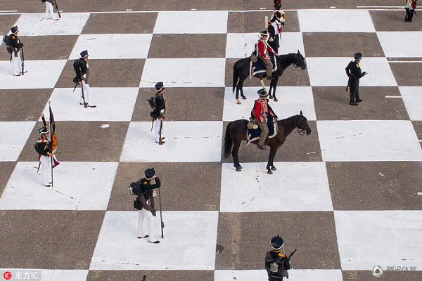 俄罗斯上演真人国际象棋比赛 气势十足，惟妙惟肖（组图） - 1