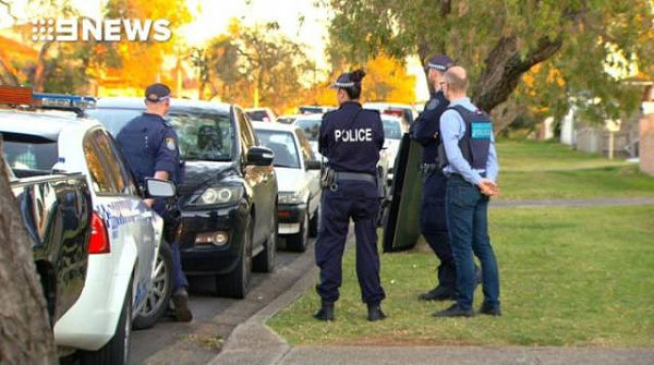 今早全悉尼52处私宅遭突袭，17人被逮捕，上百名警察身着防弹服倾城出动，众多街区被封锁！ - 1