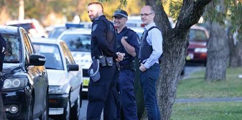 今早全悉尼52处私宅遭突袭，17人被逮捕，上百名警察身着防弹服倾城出动，众多街区被封锁！ - 3