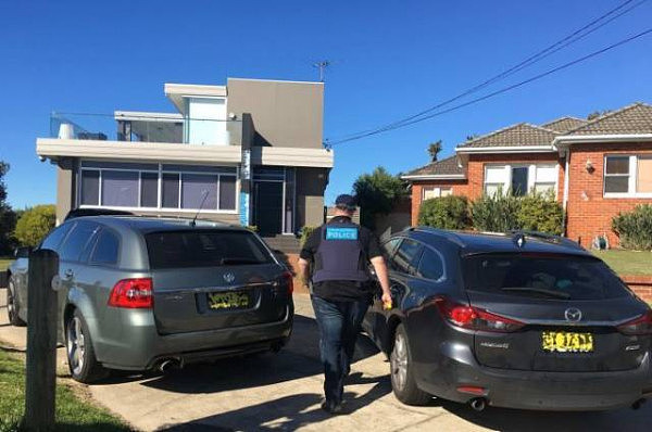 今早全悉尼52处私宅遭突袭，17人被逮捕，上百名警察身着防弹服倾城出动，众多街区被封锁！ - 4
