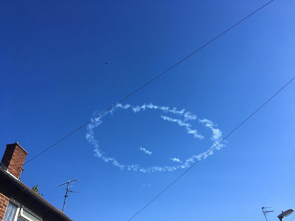 英国天空出现神秘巨大笑脸 不知道是谁干的（组图） - 3