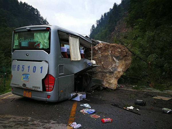 九寨沟地震现场：车辆被滚落石块砸变形 遍地狼藉（组图） - 1