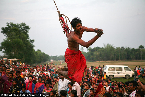 印度信徒为敬神背部穿刺 吊挂空中旋转（组图） - 1