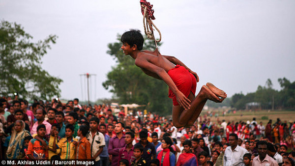 印度信徒为敬神背部穿刺 吊挂空中旋转（组图） - 6