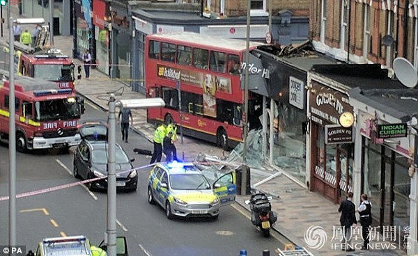“死神降临”！伦敦一双层巴士冲撞商店 警方称有伤亡（组图） - 2