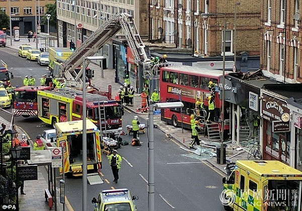 “死神降临”！伦敦一双层巴士冲撞商店 警方称有伤亡（组图） - 1