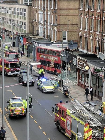 “死神降临”！伦敦一双层巴士冲撞商店 警方称有伤亡（组图） - 3
