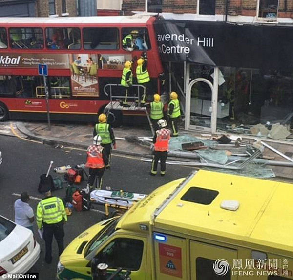 “死神降临”！伦敦一双层巴士冲撞商店 警方称有伤亡（组图） - 4