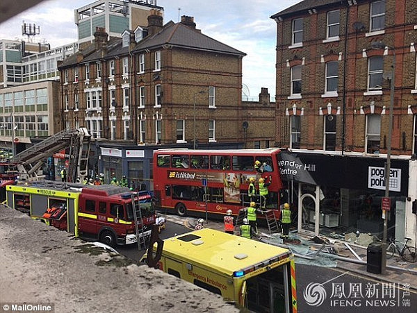 “死神降临”！伦敦一双层巴士冲撞商店 警方称有伤亡（组图） - 5