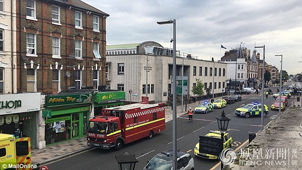“死神降临”！伦敦一双层巴士冲撞商店 警方称有伤亡（组图） - 7