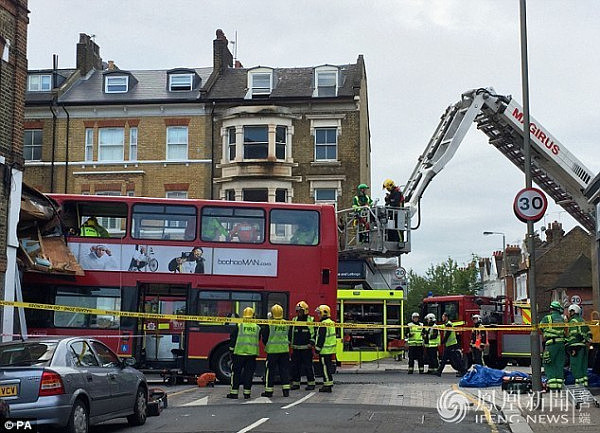 “死神降临”！伦敦一双层巴士冲撞商店 警方称有伤亡（组图） - 8