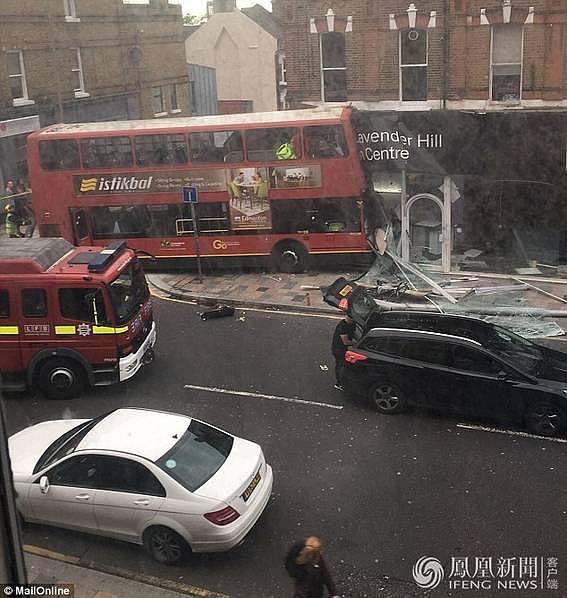 “死神降临”！伦敦一双层巴士冲撞商店 警方称有伤亡（组图） - 9