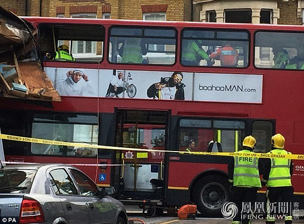 “死神降临”！伦敦一双层巴士冲撞商店 警方称有伤亡（组图） - 10